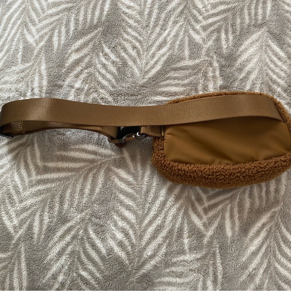 SOLD - Lululemon Everywhere Fleece Belt Bag 1L - Picture 3 of 4